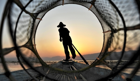 PESCADOR CON RED DE TUBO