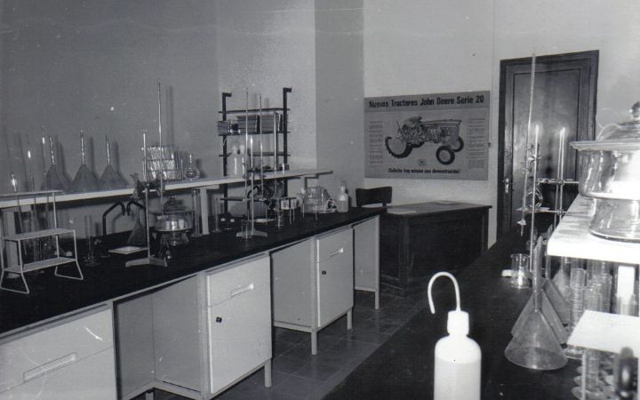 1974  1er laboratori quimica anys 70