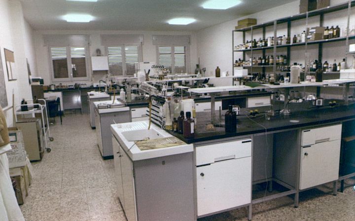 1976 Lab. Biologia .Vista  des de l'entrada